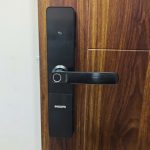 Sau khi khảo sát thực tế kết cấu cửa cổng sắt, đội ngũ kỹ thuật Lion Lock đã tiến hành lắp đặt khóa đúng tiêu chuẩn kỹ thuật của hãng, căn chỉnh chính xác thân khóa – tay gạt – chốt khóa, đảm bảo khóa vận hành ổn định, đóng mở êm ái và đạt độ bền cao khi sử dụng ngoài trời.