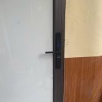 Sau khi hoàn thiện lắp đặt, kỹ thuật viên Lion Lock đã tiến hành cài đặt vân tay, mật mã, kiểm tra toàn bộ chức năng và hướng dẫn chi tiết cách sử dụng cho gia chủ. Công trình được bàn giao gọn gàng, đảm bảo đầy đủ các tiêu chí về kỹ thuật, an toàn và thẩm mỹ.